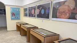 zdjęcie przedstawia plansze wystawy  "Wokół słońca. Nasze miejsce w kosmosie" 