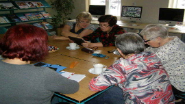 Zdjęcie przedstawia uczestników podczas zajęć "Z tablet za pan brat"