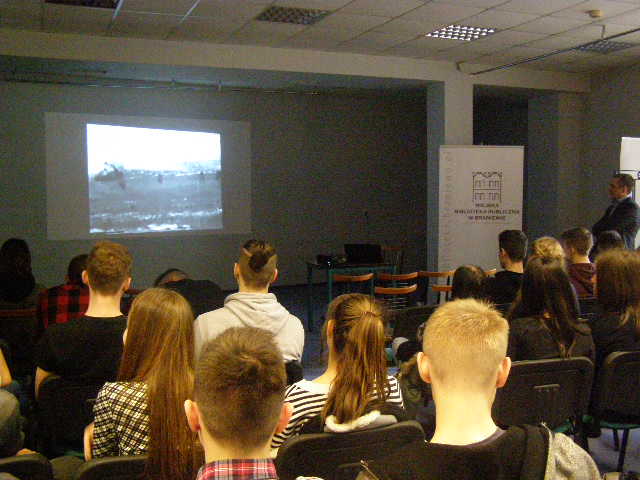 Na zdjęciu uczestnicy spotkania oglądają film