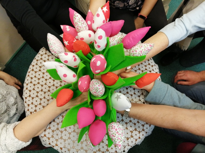 na zdjęciu tulipany uszyte z kolorowych materiałów przez uczestników zajęć kreatywna biblioteka
