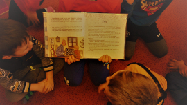Zdjęcie dzieci czytających książkę