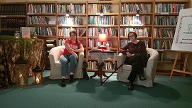 Na zdjęciu od lewej: Monika Stemplewska i Bogumiła Hawryluk, podczas wieczoru poetyckiego, zorganizowanego w Czytelni dla Dorosłych Miejskiej Biblioteki Publicznej w Braniewie.