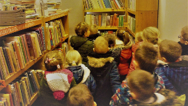 Dzieci zwiedzaja bibliotekę