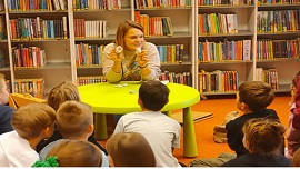 zdjęcie przedstawia prowadzącą spotkanie dla dzieci Panią Dorotę Żachowską